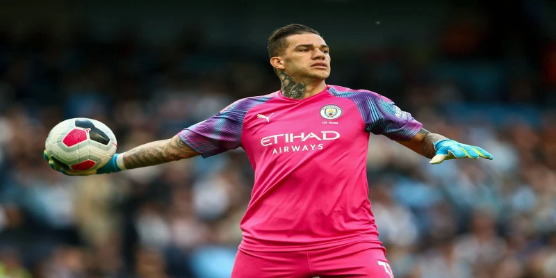 Ederson Moraes nổi bật với khả năng cản phá bóng cực kỳ ấn tượng